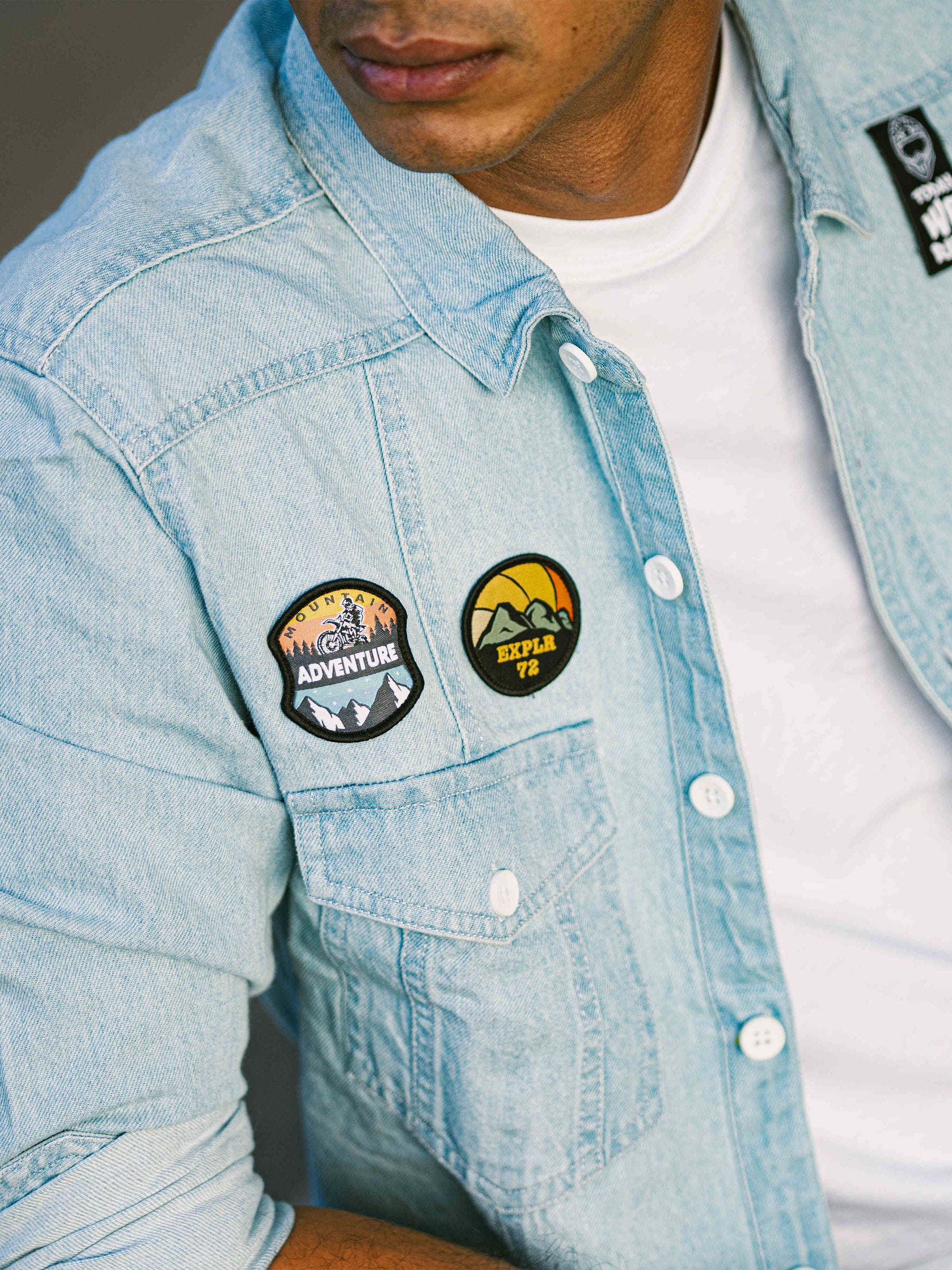 ice-denim-blue-shirt-mendenimmodel-pose-7235764